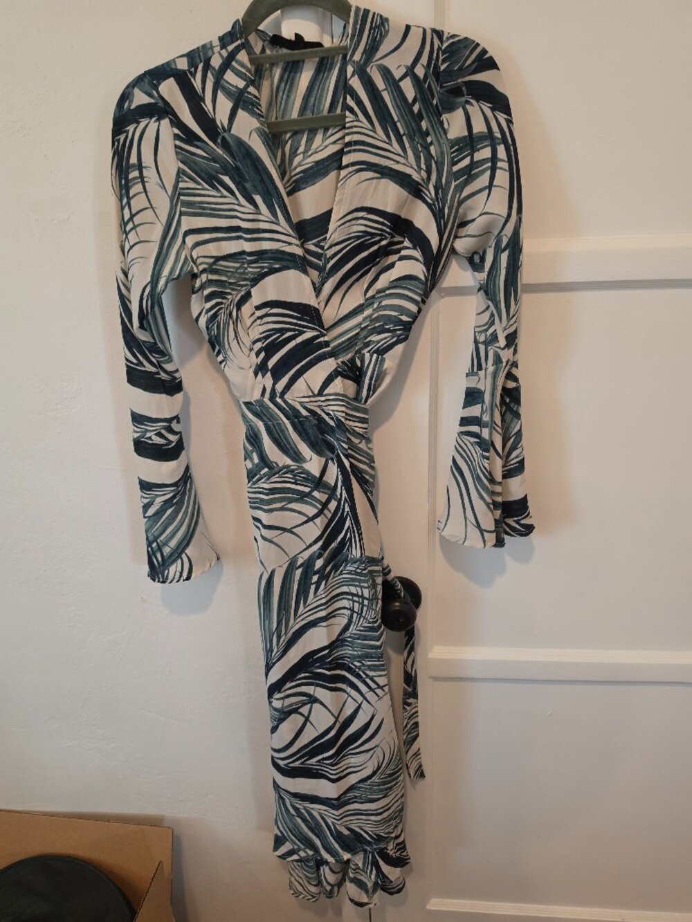 Olivaceous Tropical Leaf Print Wrap Midi Dress Long Sleeve Size Small